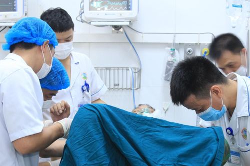 Cấp cứu nạn nhân vụ đứt cầu treo Điện Biên, có ca sốc đa chấn thương, nguy kịch