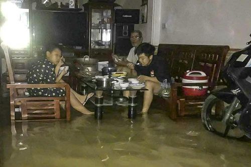 Gia đình ở Thanh Hóa bì bõm ăn cơm trong nước ngập