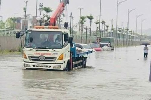 Nhiều tuyến đường bị ngập lụt, ô tô bị ngập sâu trong nước do mưa lớn