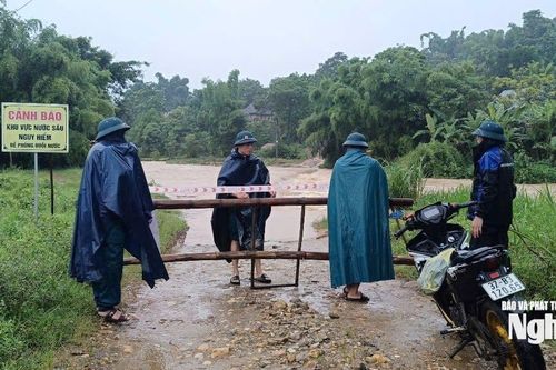 Nghệ An: Nhiều địa phương lập rào chắn tại các điểm cầu tràn, đường giao thông bị ngập đảm bảo an toàn cho người dân