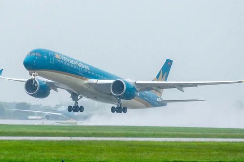 Có gần 130 chuyến bay phải chuyển hướng để tránh bão số 3