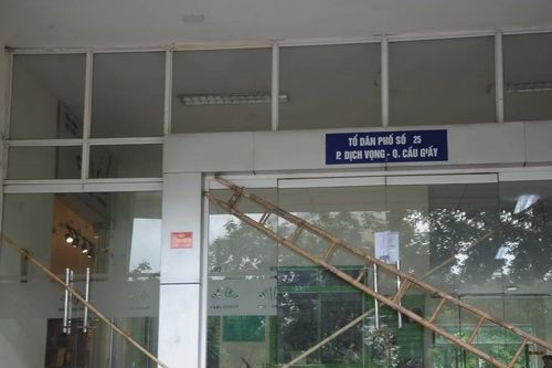 Người dân Hà Nội chằng buộc các cửa kính để chống bão