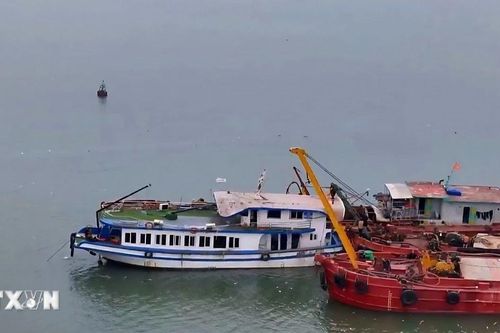 Thủ tướng Lào gửi điện chia buồn về vụ lật tàu tại Vịnh Hạ Long