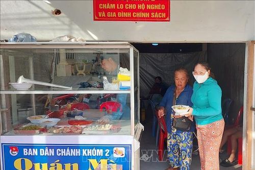 Sẻ chia yêu thương từ những bữa ăn sáng cho người nghèo