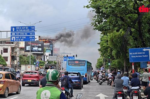 Hà Nội: Nhanh chóng dập tắt đám cháy trên nóc nhà số 569 Giải Phóng