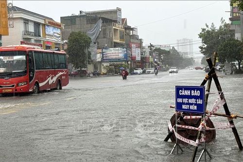Bão số 3: Thanh Hóa huy động trên 200 nhân lực xử lý sạt trượt mái đê