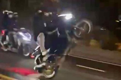 Xử lý nhóm thanh thiếu niên bốc đầu xe, nẹt pô, buông tay trên phố… rồi đăng clip câu view