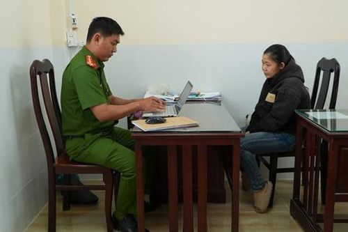 Bắt người phụ nữ chuyên mua bia không 'trả tiền'
