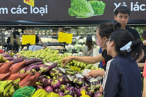 Rau xanh ở chợ tăng giá vì ảnh hưởng bão số 3, hàng hóa siêu thị 'dễ thở'