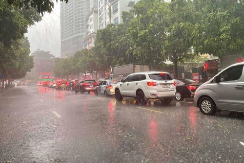 Vùng mây hoàn lưu bão số 3 Wipha áp sát Hà Nội, cảnh báo úng ngập nội thành