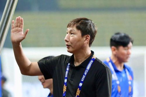 HLV Kim Sang Sik toát mồ hôi trước U23 Campuchia