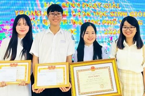Cô giáo 9x đứng sau thành công của 4 thủ khoa văn, 1 thủ khoa khối C00