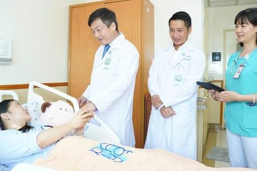 Cô gái 18 tuổi bị ung thư dạ dày, sụt 9kg sau hơn 2 tháng