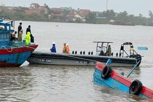 Quảng Ninh: Cục CSGT cứu 9 người trên tàu cá bị chìm do bão số 3