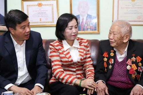 Phó Chủ tịch Quốc hội thăm, tặng quà các gia đình chính sách tại tỉnh Lâm Đồng