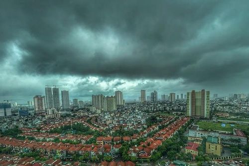 Ảnh hưởng từ bão số 3 (Wipha), mây đen vần vũ trên bầu trời Thủ đô