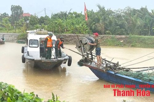 Cứu hộ kịp thời 2 phương tiện chết máy khi vào bờ tránh trú bão số 3