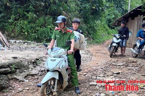 Công an Thanh Hóa gấp rút di dời người dân đến nơi an toàn