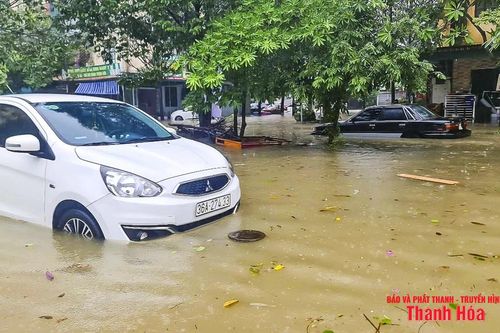 Sau bão số 3, người dân lội bì bõm, nhiều ô tô chìm trong nước ngập