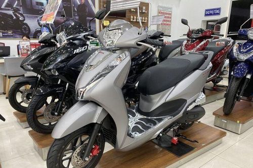 Xe máy chạy xăng rục rịch giảm giá