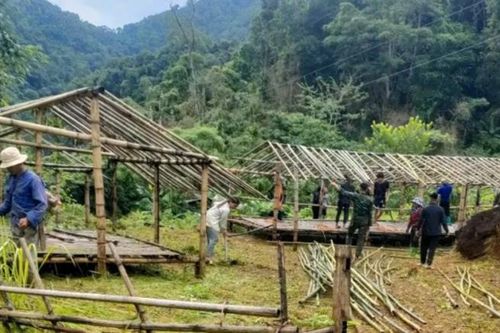 Xã biên giới dựng lán tạm, sẵn sàng di dân khỏi vùng nguy cơ sạt lở