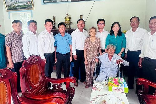 Nghĩa tình với người có công