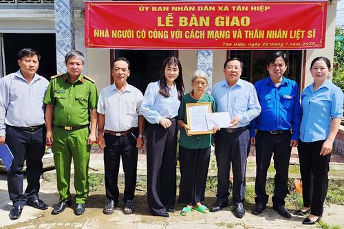 Xã Tân Hiệp bàn giao 14 căn nhà cho người có công