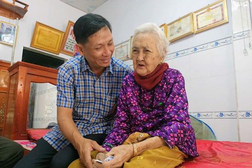 Thăm, tặng quà Mẹ Việt Nam Anh hùng và gia đình chính sách tiêu biểu ở Vĩnh Thạnh Trung