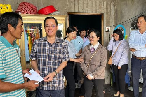 Xã Phú Hòa hỗ trợ các hộ dân bị ảnh hưởng bão số 3