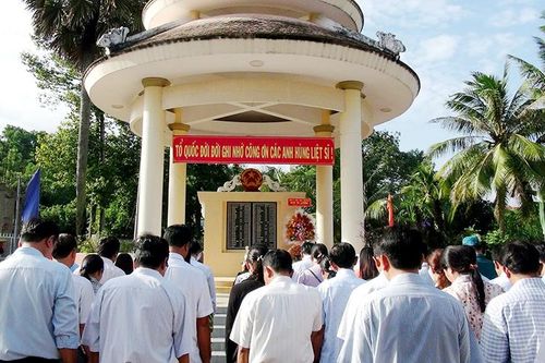 Xã Ô Lâm viếng mộ Anh hùng Lực lượng vũ trang nhân dân Neáng Nghés và nhà bia liệt sĩ