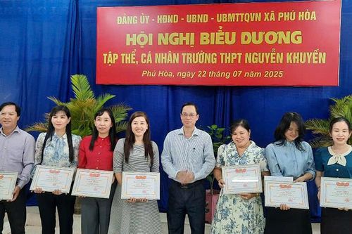 Xã Phú Hòa biểu dương tập thể, cá nhân đạt thành tích cao trong Kỳ thi tốt nghiệp THPT năm 2025