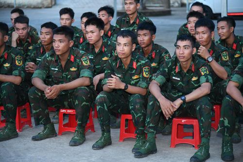 Bộ Chỉ huy Quân sự tỉnh chiếu phim phục vụ cán bộ, chiến sĩ Tiểu đoàn 207