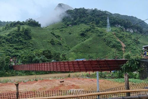 Cầu Pa Thơm lật nghiêng, xe bán tải rơi xuống sông, 5 người may mắn thoát nạn