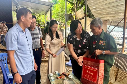 Phó Chủ tịch HĐND tỉnh Giàng Thị Hoa thăm, tặng quà gia đình chính sách
