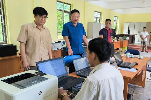 Trưởng ban Nội chính Tỉnh ủy Chu Xuân Trường làm việc tại xã Nậm Nèn
