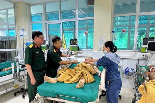 Thăm người gặp nạn sự cố cầu treo Pa Thơm