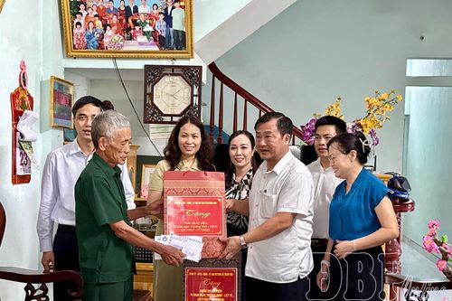 Phó Chủ tịch UBND tỉnh Vừ A Bằng thăm, tặng quà gia đình chính sách