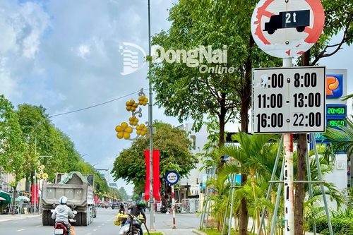 Biển cấm bong tróc gây lúng túng