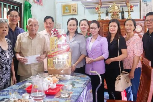 Ủy viên Ban Thường vụ Tỉnh ủy, Bí thư Đảng ủy phường Bình Phước Giang Thị Phương Hạnh thăm, tặng quà gia đình chính sách