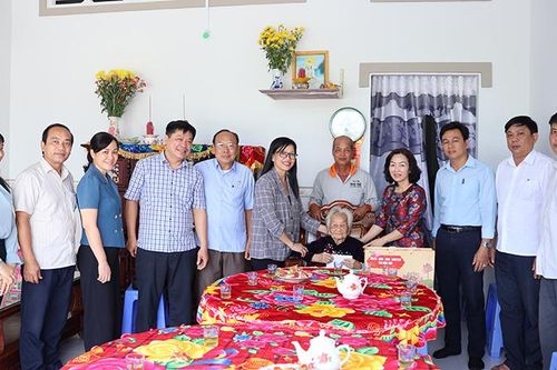 Trưởng Ban Tuyên giáo và Dân vận Tỉnh ủy thăm Mẹ Việt Nam Anh hùng và gia đình chính sách