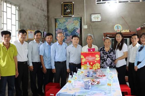 Tiếp tục quan tâm và chăm lo cho các gia đình chính sách