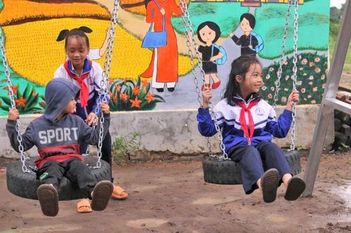 Bàn giao 'Sân chơi thiếu nhi' và trao học bổng tại xã Kon Chiêng