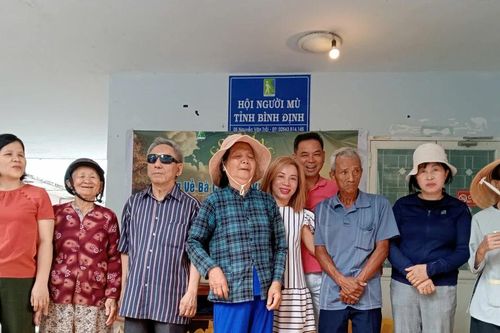 Gia Lai: Tặng quà cho người mù có hoàn cảnh khó khăn