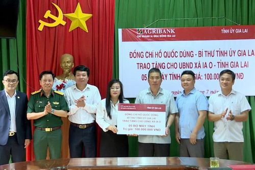 Gia Lai: Trao tặng máy vi tính hỗ trợ UBND xã biên giới Ia O