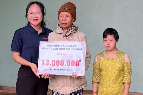 Trao 13 triệu đồng hỗ trợ gia đình bệnh nhân ung thư tại xã Ia Hrú
