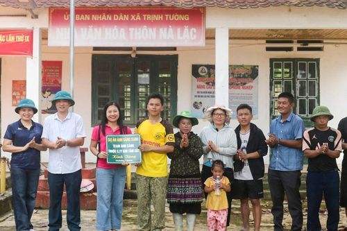 Thôn Nà Lặc được hỗ trợ, lắp đặt 12 đèn năng lượng mặt trời