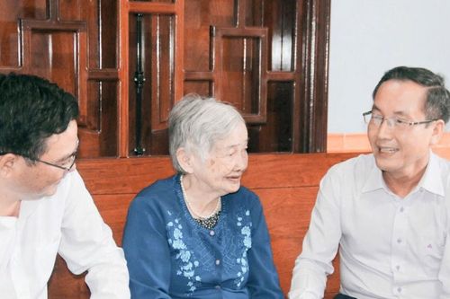 Trưởng Ban Nội chính Tỉnh ủy Lâm Đồng thăm, tặng quà các gia đình chính sách