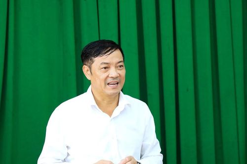 Phó Chủ tịch UBND tỉnh Lê Trọng Yên làm việc, tặng quà tại xã Nam Dong