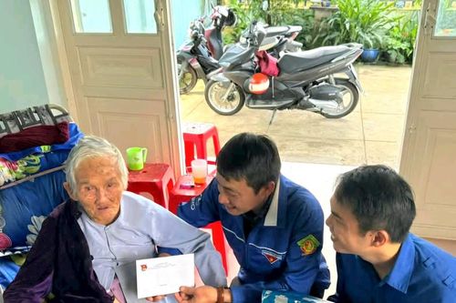 Tuổi trẻ phường B'Lao thăm, tặng quà Mẹ Việt Nam Anh hùng Nguyễn Thị Có