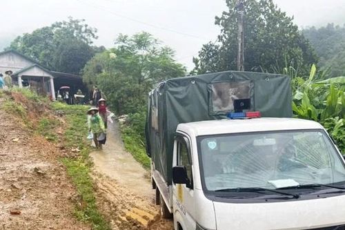 Di dời khẩn cấp 2 hộ dân xóm Thia, phường Tân Hòa